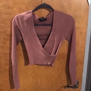 Women’s long sleeved v-neck crop top